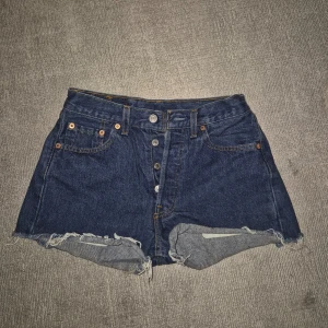 Levi's 501 mörkblå jeansshorts - Mörkblå jeansshorts från Levi's modell 501 midja till naveln. W28