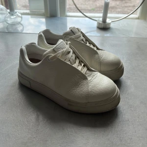 Eytys Doja - Eytys Doja storlek 38. Använda Max 10 gånger, superfint skick, lite smutsiga men lätt att putsa upp.