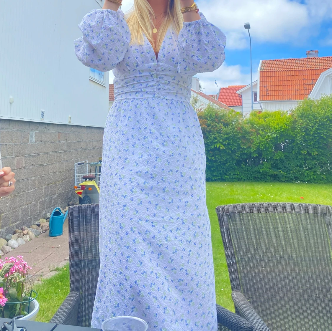  blommig långklänning med puffärm - 2