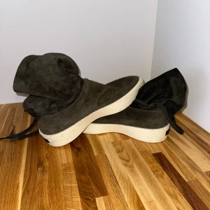 FEAR OF GOD BOOTS GREY - Fear Of God skor i storlek 46. Snygga mocka skor som är i bra skick men har använts lite.