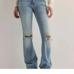 Nelly jeans - Jättesnygga jeans ifrån Nelly. De är några fläckar som inte går bort i tvätten men som jag heller inte försökt att skrubba bort vilket säkert går. Pris går att diskutera💕
