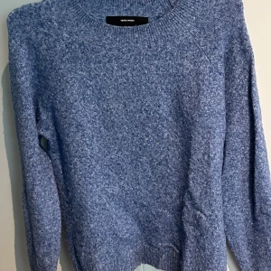 Blå stickad tröja  - Mysig blå stickad tröja från Vero Moda i storlek XS. Tröjan har rund halsringning och långa ärmar. Skicka gärna till mig vid vidare frågor😊🫶🩷