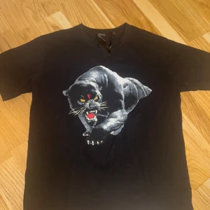 VLONE T-SHIRT - Storlek M aldrig använd.
