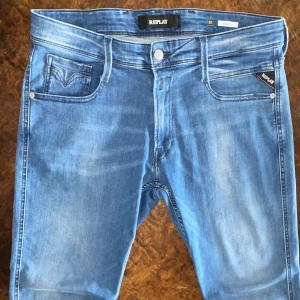 Replay Anbass  - Ett par supersköna å feta Replays i modellen Anbass i väldigt bra skick 💯, väldigt sällan använd. Dessa trendiga jeans kostar upp till 1799kr nypris 💸. Storlek: W32. Om du har några frågor är det bara att höra av dig!