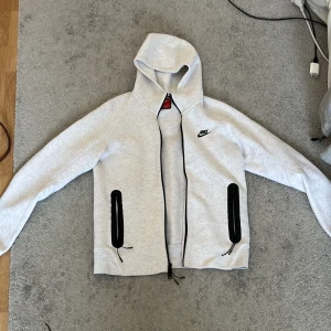Nike tech fleece - Säljer denna nike tech fleecen i vit ny modell. Denna är i super skick. Size är S och den sitter som S. Perfekt för träning men även normala dagar. Köpt för 1399kr. Säljer för 650kr då den är ny. 