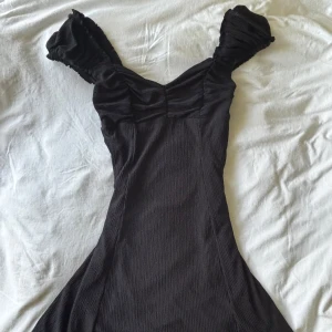 svart miniklänning - jätte cute svart miniklänning från Gina Tricot med puffiga korta ärmar och lätt rynkad byst. klänningen har en figurnära passform upptill och faller ut i kjolen. Materialet är lätt ribbat och stretchigt. använt endast en gång, som ny.