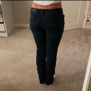 LTB jeans - Säljer dessa mörkblåa jeans från LTB . I storlek w27 l32 och är lite stora på mig som brukar bära xxs-xs. Nästintill nya men de är ytte pytte trasiga vid ena bälteshålet. Första bilden lånad. Kom hör gärna av er vid funderingar🙏