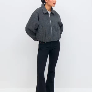 Low waist bootcut jeans - Säljer ett par svarta jeans från Gina Tricot som tyvärr blivit för stora. Strl 36, väldigt sparsamt använda. 