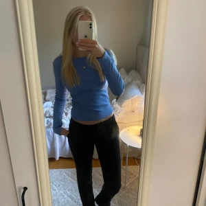 Ljusblå ribbad topp med öppen rygg från Gina Tricot - Säljer en ljusblå ribbad långärmad topp från Gina Tricot. Toppen har en tight passform och en snygg öppen rygg som gör den extra speciell. Perfekt för dig som vill ha något stilrent men ändå unikt.