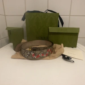 Gucci bälte  - Tja säljer detta feta Gucci bälte some i topp skick. Bältet är riktigt snyggt och perfekt inför sommaren. Bältet har allt og samt äkhetsbevis. Bältet går knappt att hitta online. Hör av er vid funderingar // maxi 