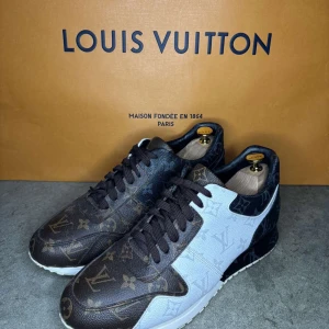 Louis vuitton skor - Snygga sneakers från Louis Vuitton med ikoniskt monogrammönster i brunt, svart och vitt.                                   Fint skick men några defekter (skriv så kan jag skicka tydligare bild) ✅                                                               Storlek: 44                                                                                            Inget og ingår ❌                                                                        Rabatt om man följer ✅