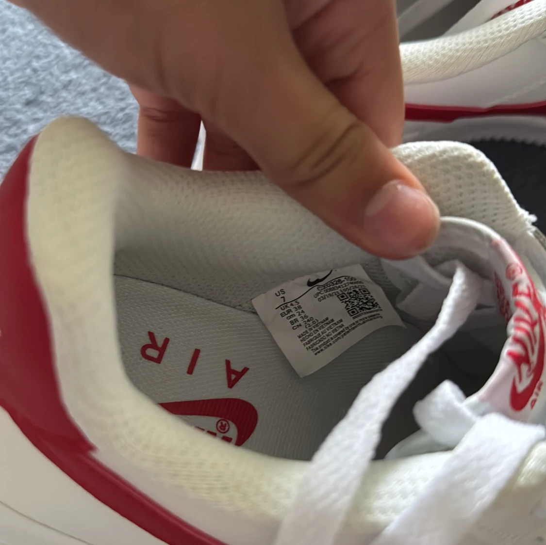 Nike Air Force 1 med röd swoosh helt oanvända pris kan diskuteras  - 2