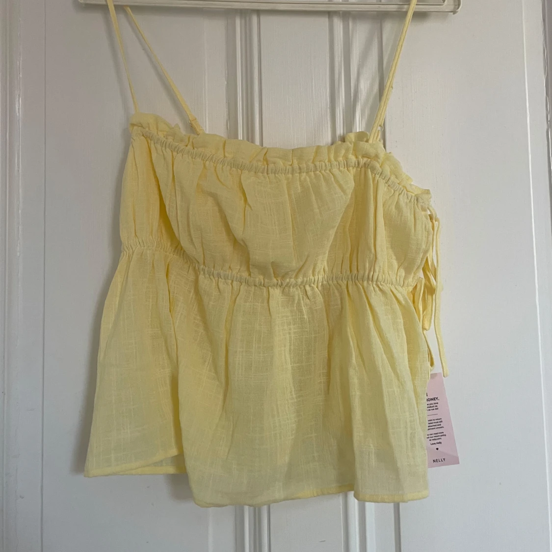 Gul flowy linnetopp från Nelly