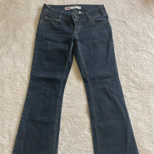 Lågmidjade jeans - Svin snygga lågmidjade jeans från only, innerbenslängden: 72 cm och midjemåttet: 37 cm💕💕byxorna är upplagda men man ser inte det💕