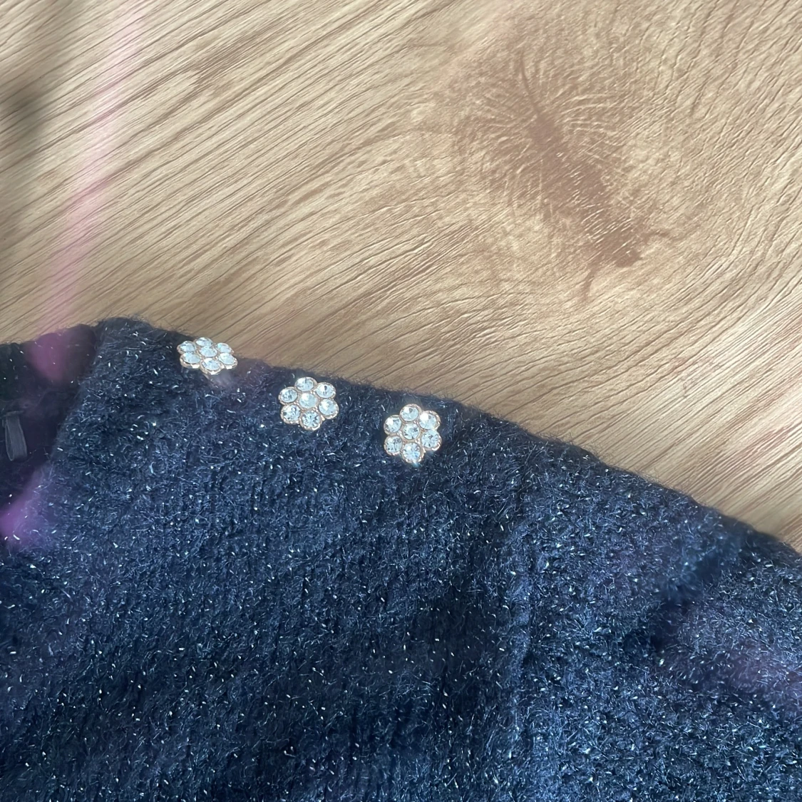 Svart glittrig stickad tröja från Holly & Whyte - 2