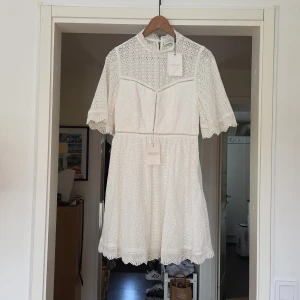 By Malina Claire Dress - Köpt från Plick men säljs då den inte passade mig. Storlek S. Aldrig använd bara provad. Hade en liten fläck på en knapp när jag fick den, men det går säkert att tvätta bort. Nypris 1600. Perfekt klänning till studenten eller midsommar! 