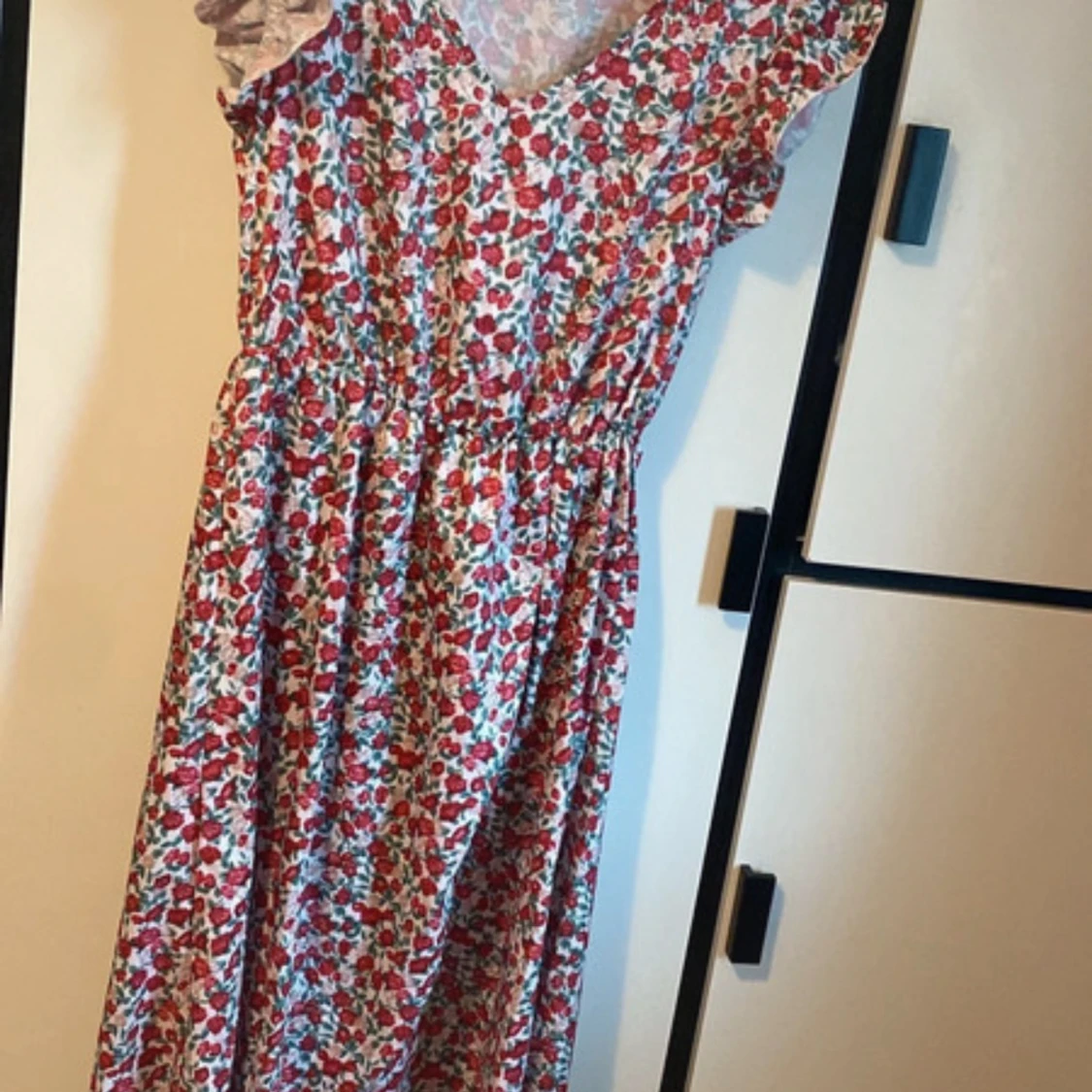 Blommig sommarklänning med volangärm - 1