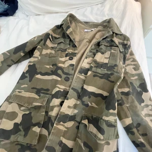 Camouflage jacka - Säljer en camouflagefärgad jeanstyp av jacka från NA-KD. Stor i storlek passar upp till M, kontakta mig för fler bilder om intresse😇kan gå ner i pris om det skulle vara så