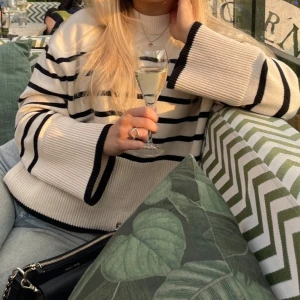 Randig stickad tröja  - Varsamt använd, inga defekter💕strl xs men passar s också. Tjock/tung i materialet men blir inte för varm🌺