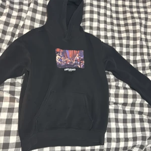 Svart Nirvana ”UNPLUGGED” hoodie - Slutade lysnna på Nirvana sp nu säljer jag allt Nirvana realterade saker jag har