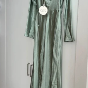 Satinklänning från Hello Molly - Oanvänd klänning med prislapp kvar. Säljer pga köpte två storlekar. Ord. Pris 1500  