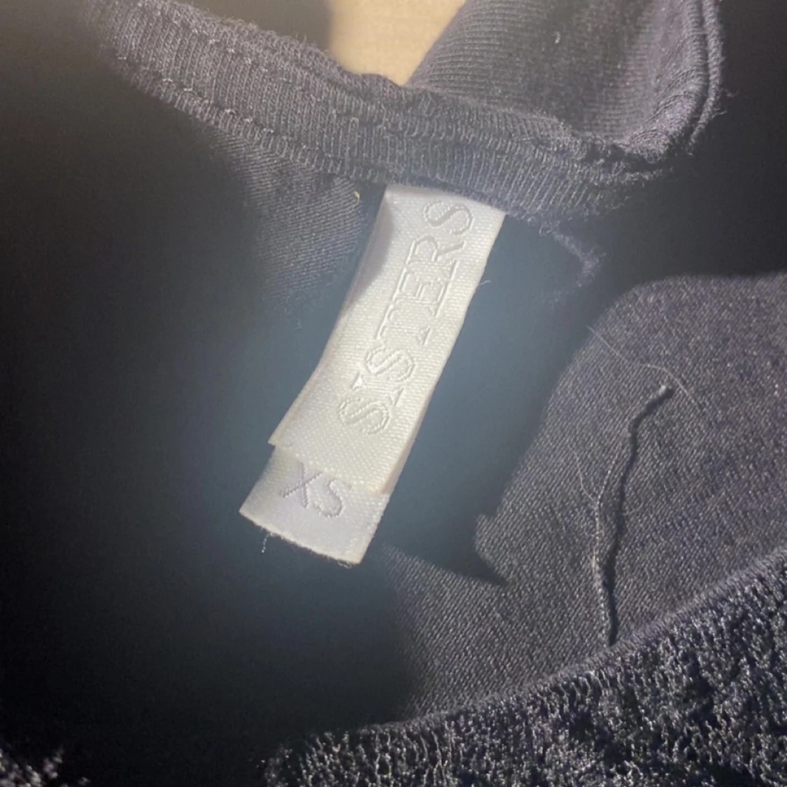 Svart t shirt med spets från Sisters - 1