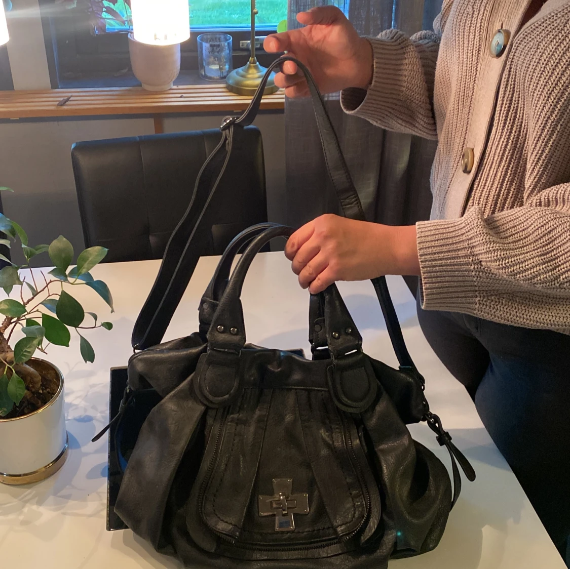 Svart handväska med axelrem - 3