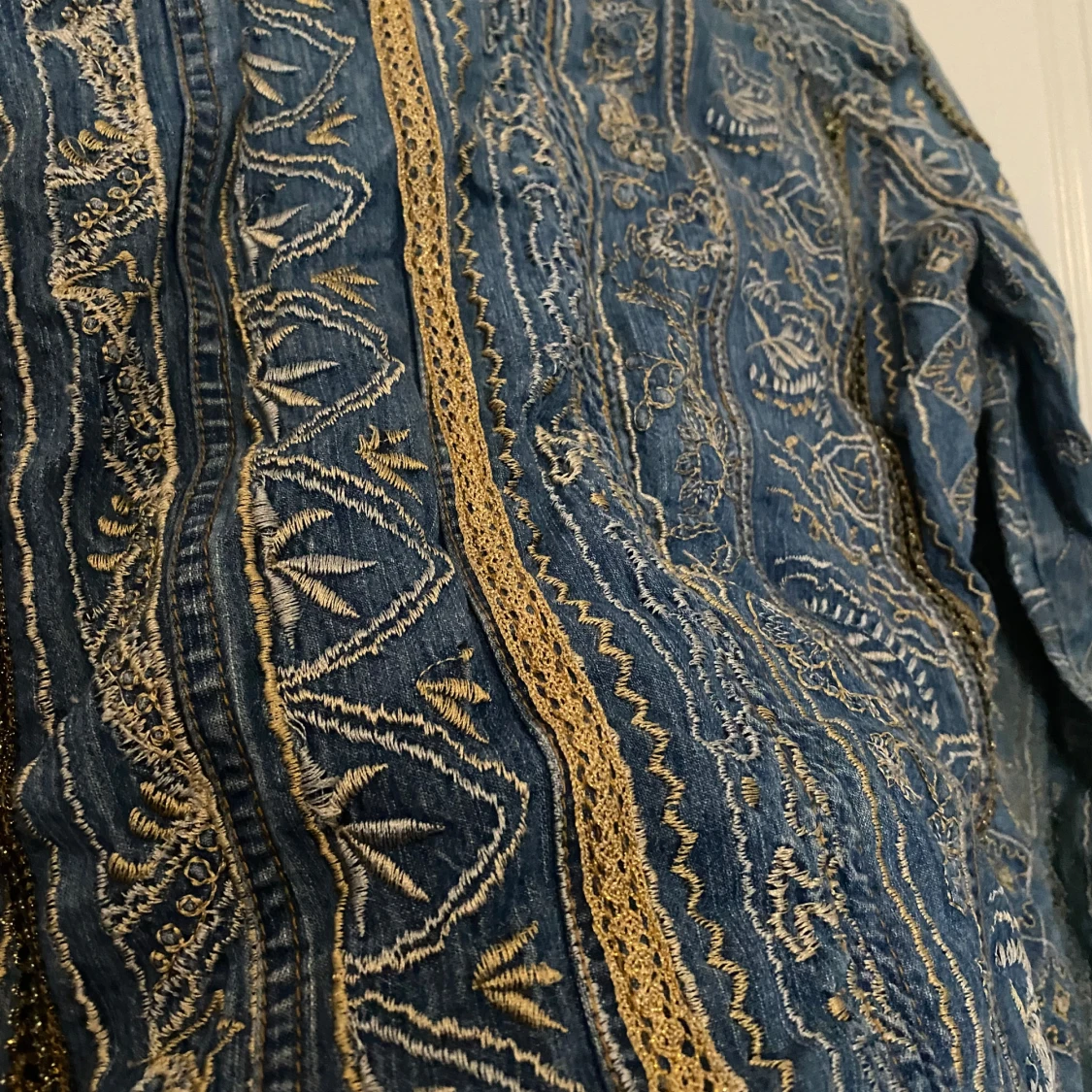 Broderad jeansjacka från Chico's - 3