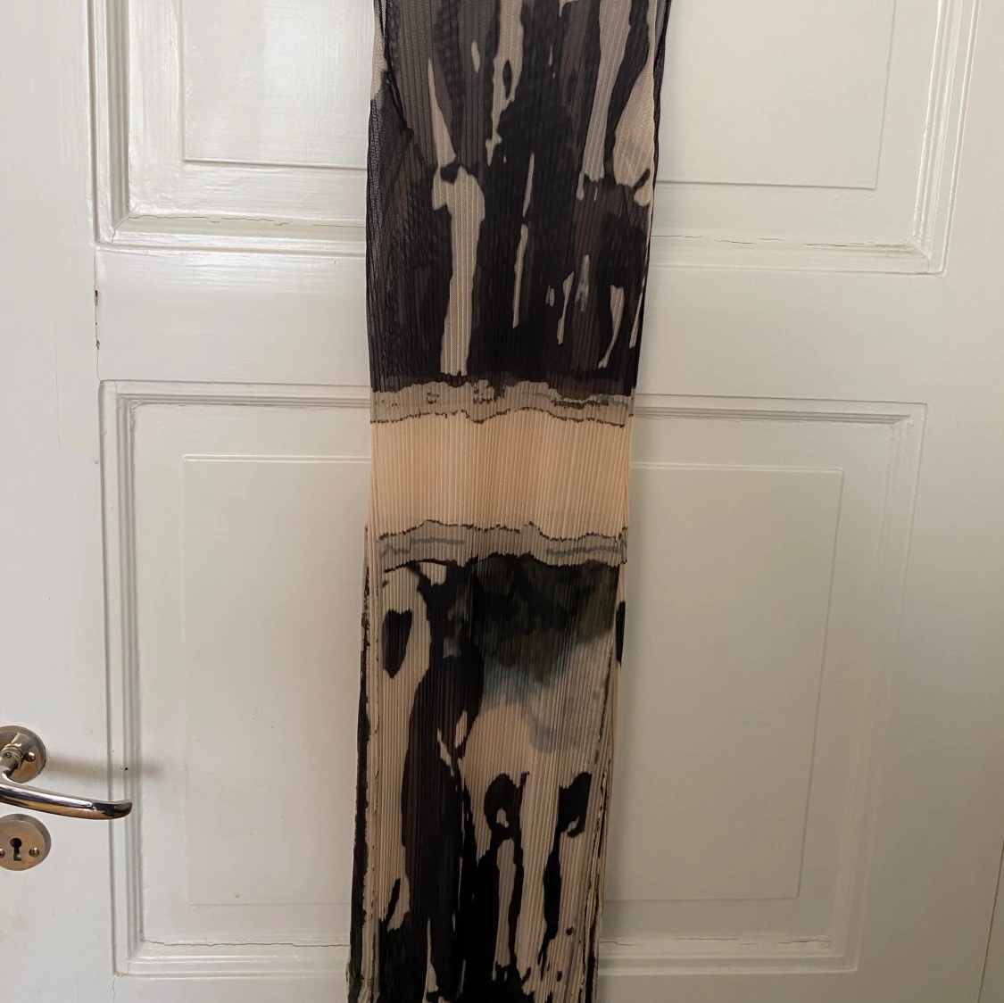 Genomskinlig långklänning med abstrakt mönster - 1