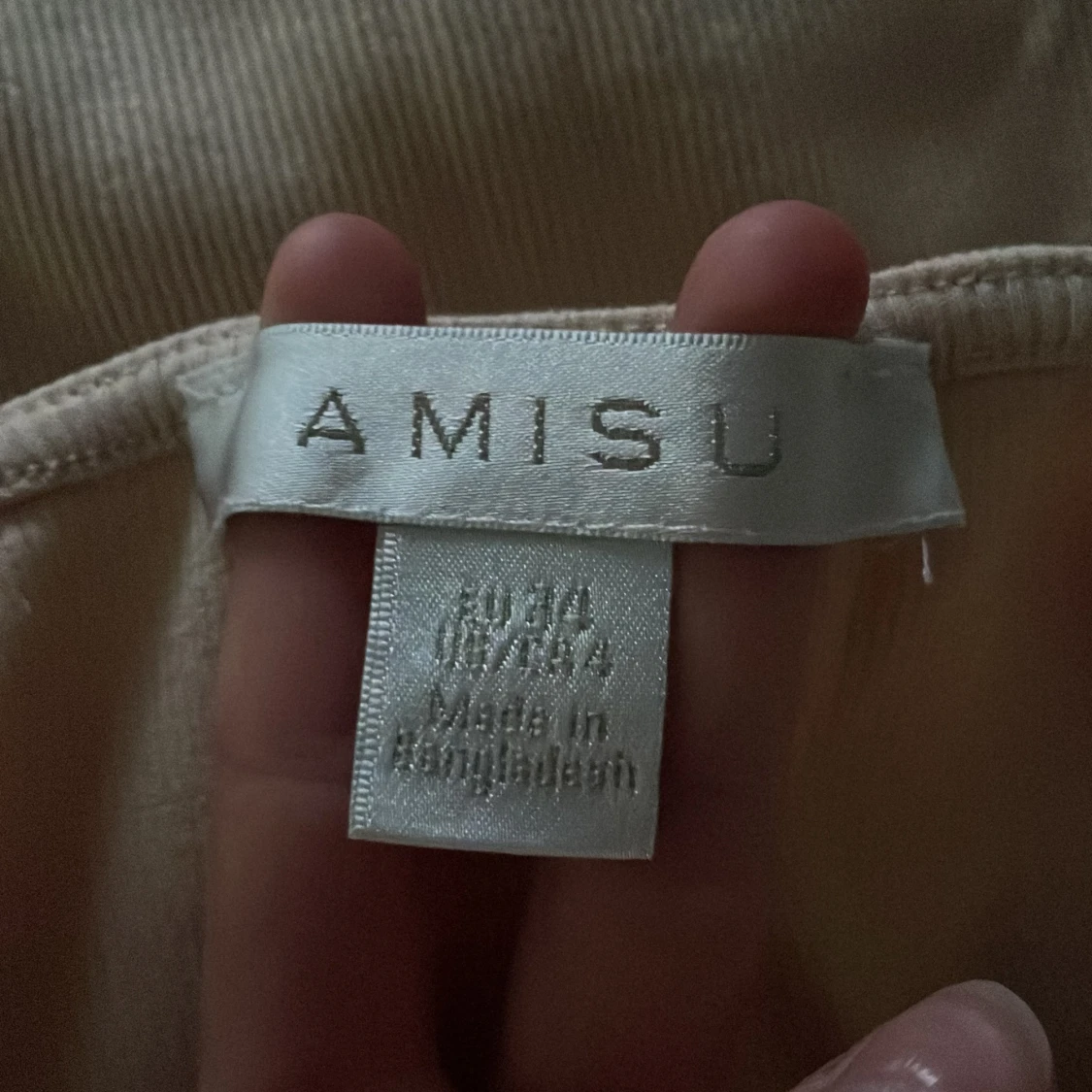 Beige  klänning med smala axelband - 1