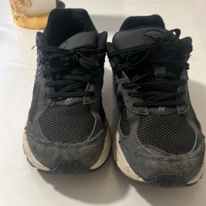 Dessa är barn versionen av newbalance 2002r - Säljer ett par svarta New Balance sneakers med vit sula och klassisk N-logga på sidan Har inte använt skorna mkt