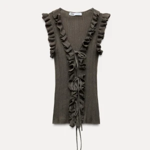 Volangtopp zara - Säljer denna helt slutsålda volangtopp från zara i storlek S ! 🤍går ej att få tag på längre 