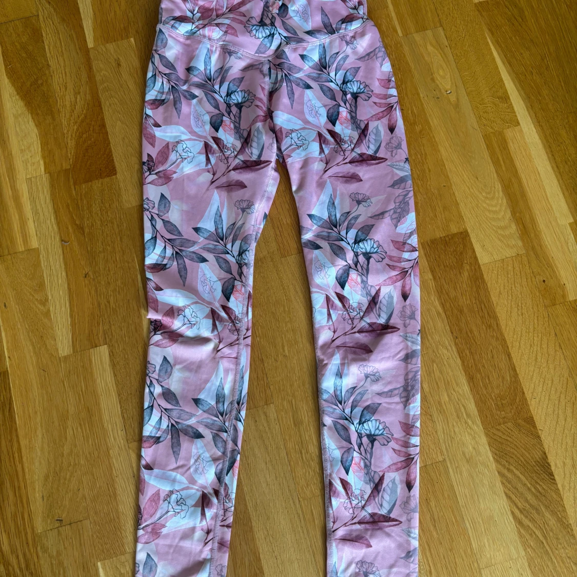 Rosa blommiga träningsbyxor från SOC