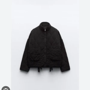 Svart jacka från Zara - Säljer en svart jacka från Zara med dragkedja framtill och två stora fickor. Lite noppror från ullen inuti.