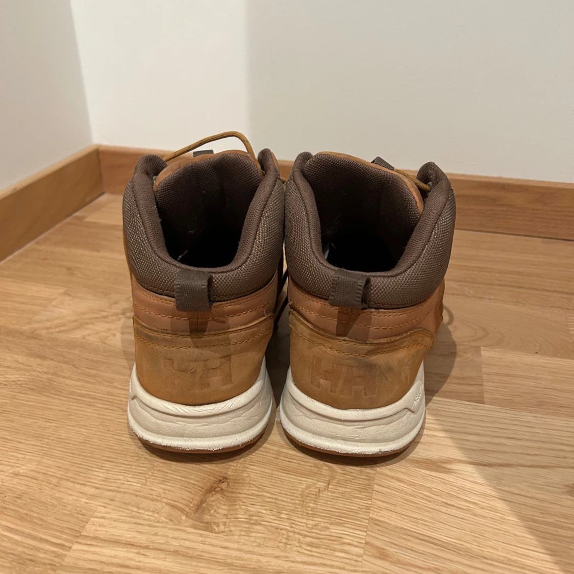 Bruna boots från Helly Hansen - 1