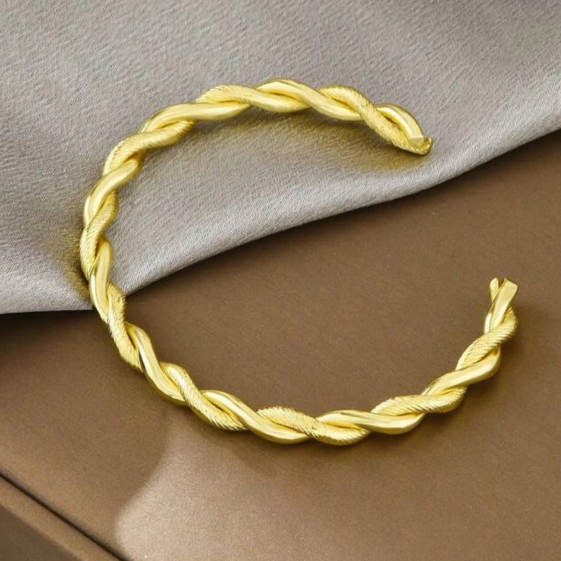 Guldfärgat  armband  - 1