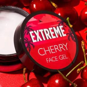 Extreme Cherry Face Gel - Ansiktsgel med körsbärsdoft från Extreme. Kommer i en rund burk med röd och svart design och tropiska palmer på locket. Gelen är vit och har en fräsch känsla, perfekt för att återfukta huden.