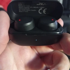 Linocell TWS Earphones  - IPX4 – tål svett och regn Lång batteritid (21 timmar) Stöd för Siri och GoogleAssistant Smidiga, kompakta och alltid redo – Linocell TWS låter dig lyssna på musik och ta samtal helt utan sladdar som är i vägen. Batteritiden på 7 timmar förlängs med ytterligare 14 timmar när lurarna laddas i etuit. Stabil trådlös anslutning till mobil, surfplatta och dator via Bluetooth 5.1. Stöd för Siri och Google Assistant. Tål vattenstänk enligt IPX4. Laddas med medföljande USB-C-kabel. Inkluderar även 3 par 