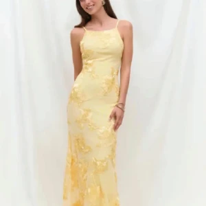 Gul långklänning med spetsdetaljer - Säljer en elegant gul långklänning med tunna axelband och vackra spetsapplikationer. Klänningen har figurnära passform i ett stretchigt tyg och är perfekt för bal eller fest. Slutsåld från Gina tricot. Helt oanvänd, säljer då jag har en annan klänning till balen. 