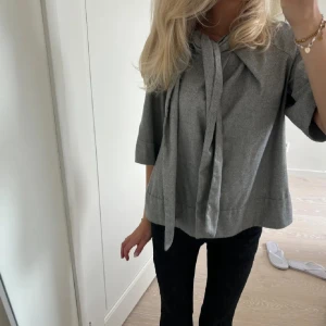Grå tröja med knytning - Jättefin tröja med band som funkar till både vardag och fest!!❤️❤️❤️skriv privat för fler bilder, använd endast en gång!