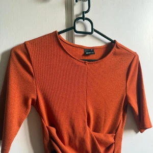 Crop top - Ribbad crop top med twist framtill