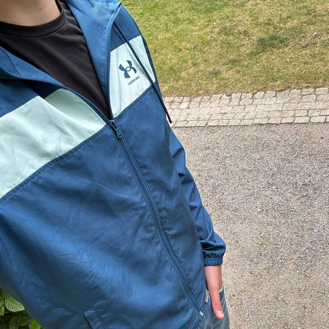 Blå vindjacka med huva från Under Armour - 1