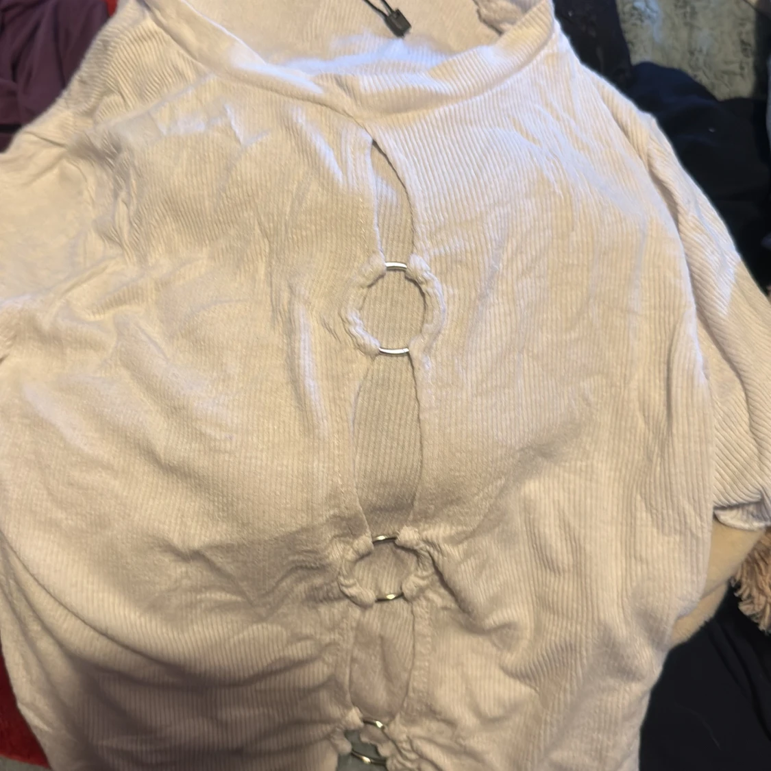 Vit croppad topp med ringdetaljer från FB Sister - 3