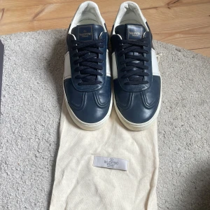 Valentino flycrew navy - Säljer dessa tvärfeta valentino flycrews i storlek43, fint skick på skorna och alla nitar förutom en finns kvar. Det tillkommer även en dustbag, skriv om du har frågor eller vill ha fler bilder, självklart äkta Mvh Truls