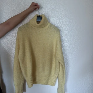 Gul stickad polotröja - Mysig gul stickad 💕