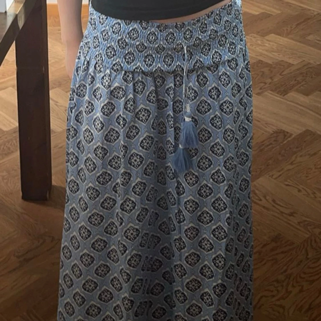 Blåvit mönstrad långkjol med tofsar