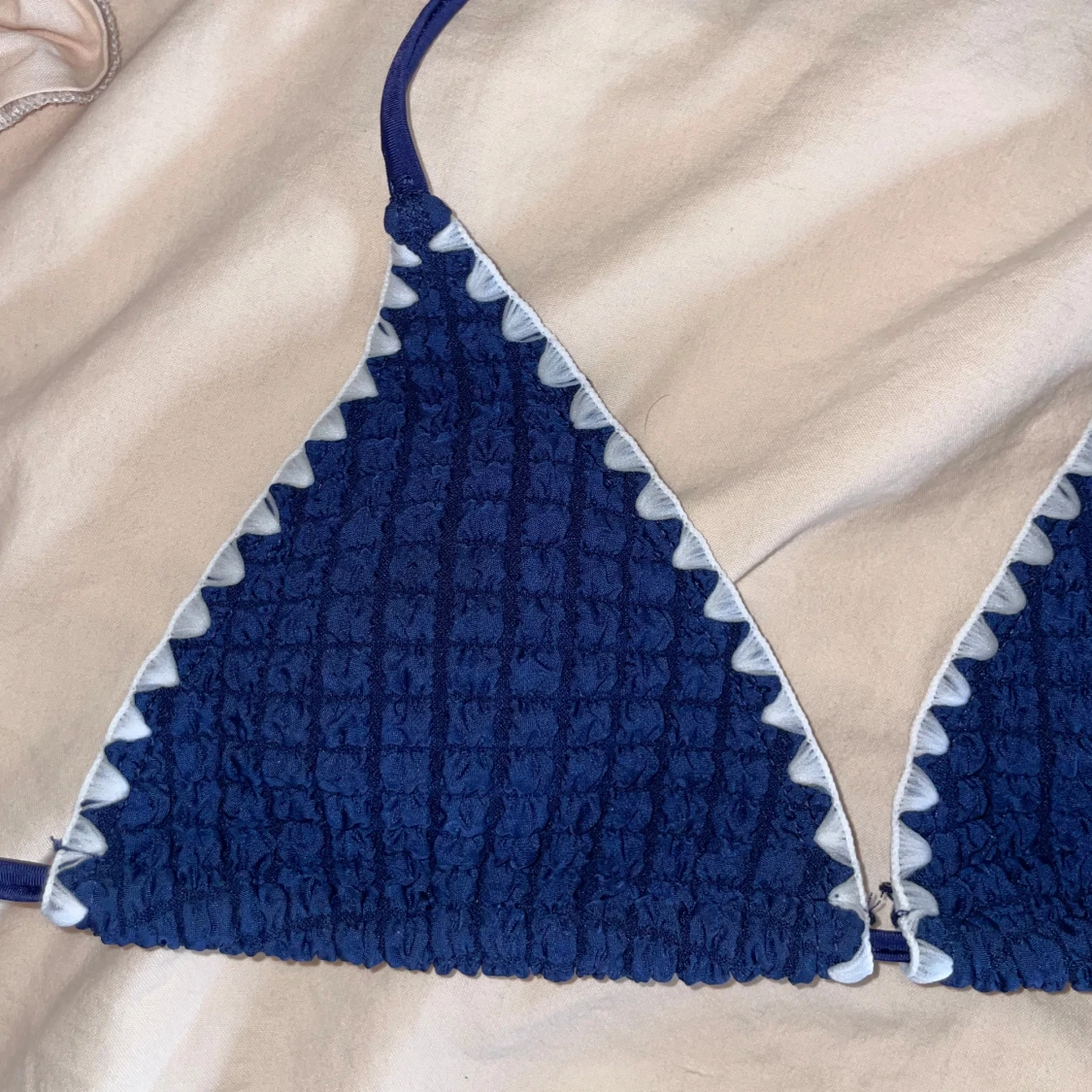 Mörkblå bikini med vita detaljer - 1