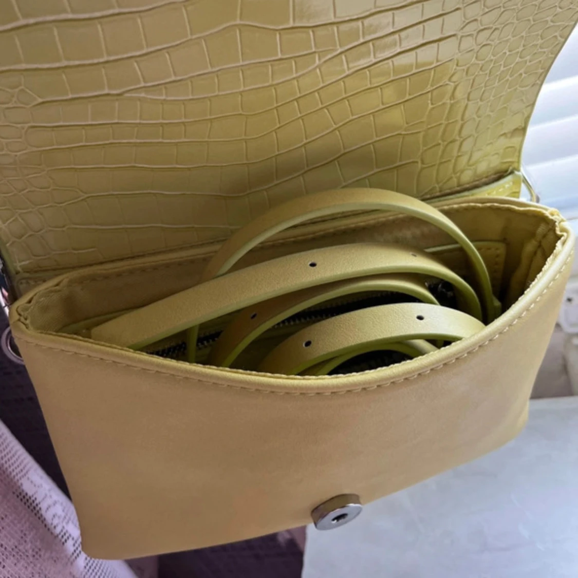 Gul axelväska med krokodilpräglat mönster - 2