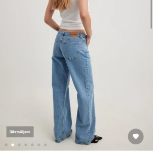 Blå raka jeans från NA-KD - Ljusblå lågmidjade jeans nakd, bra skick storlek 34.