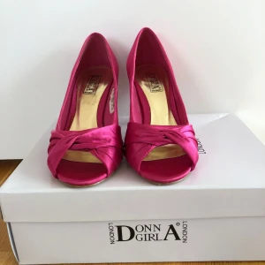 Rosa pumps - Rosa klackskor med öppen tå. Endast använda en gång. Väldigt bekvämma och superfin färg. 